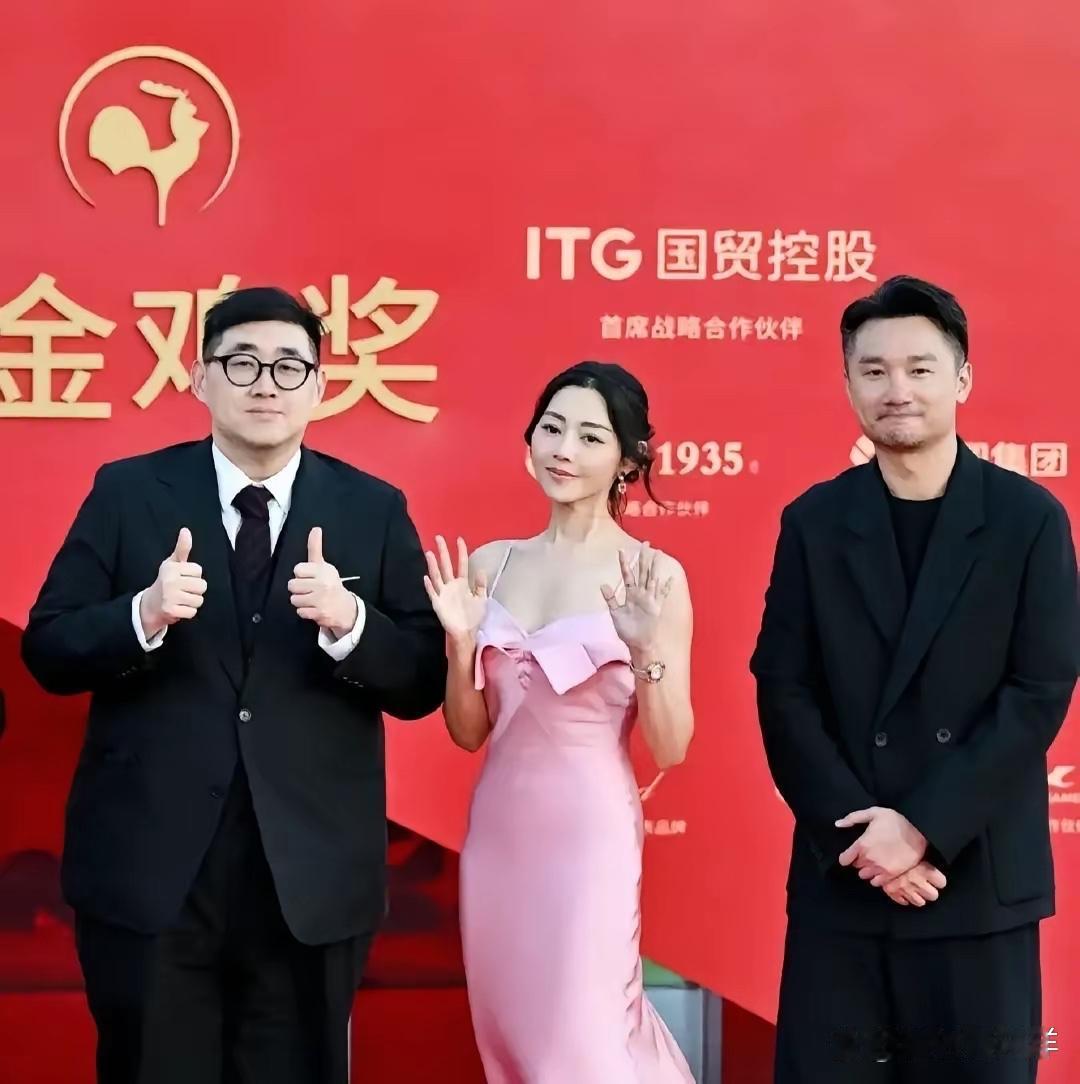 卫诗雅在金鸡奖颁奖礼台下等了47分钟，身上那件高定礼服是她自己付押金租的，没品牌
