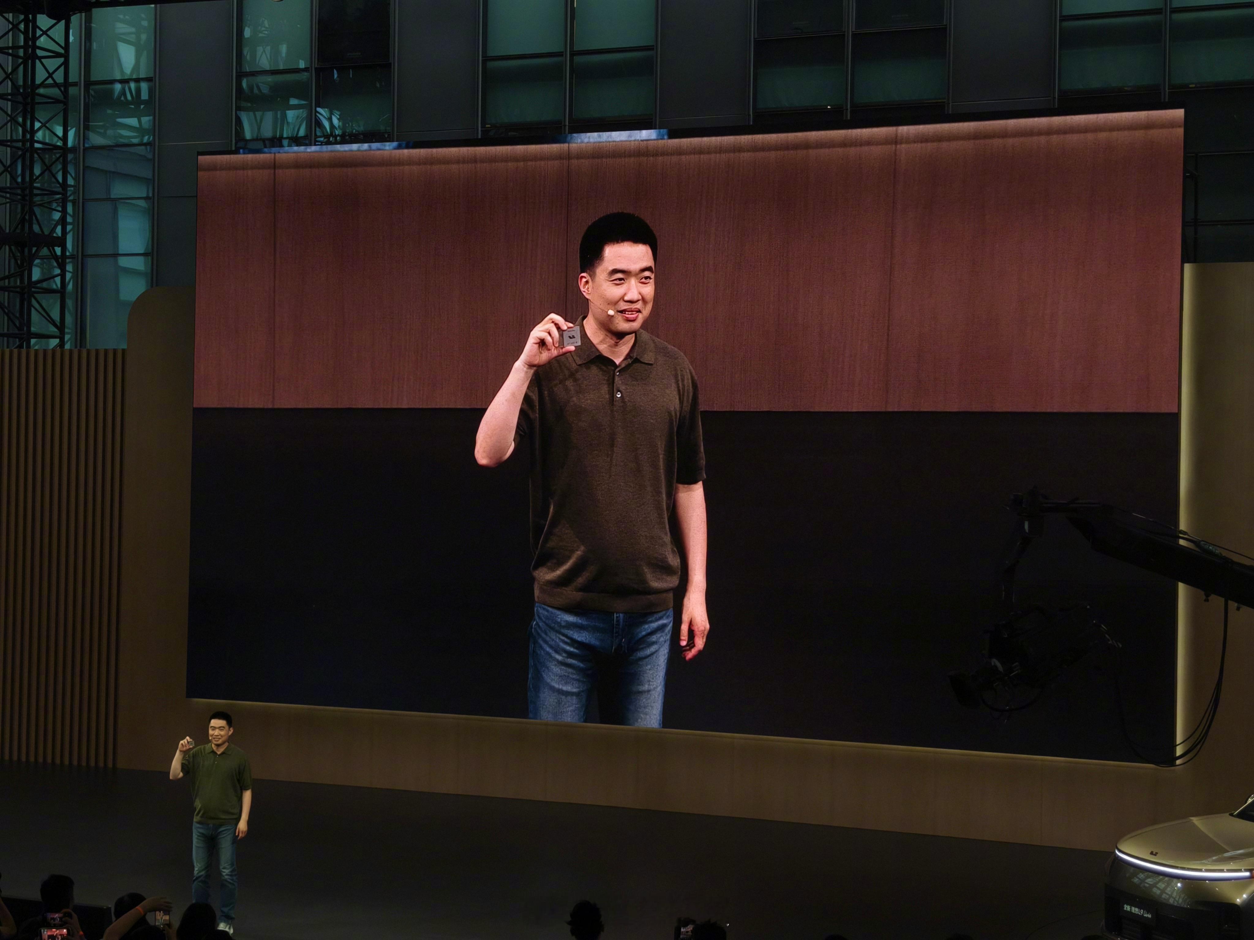 【李想手拿芯片玩举桌子梗：给我拍张照片吧，要不然网上留下的都是我举桌子的】在今日