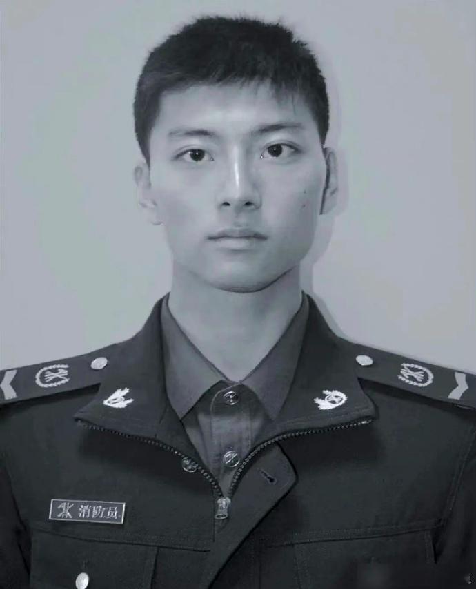 恳请你停留一秒致敬🙏他叫汤伟佳，年仅26岁，在一场救火行动中不幸牺牲，向他致敬