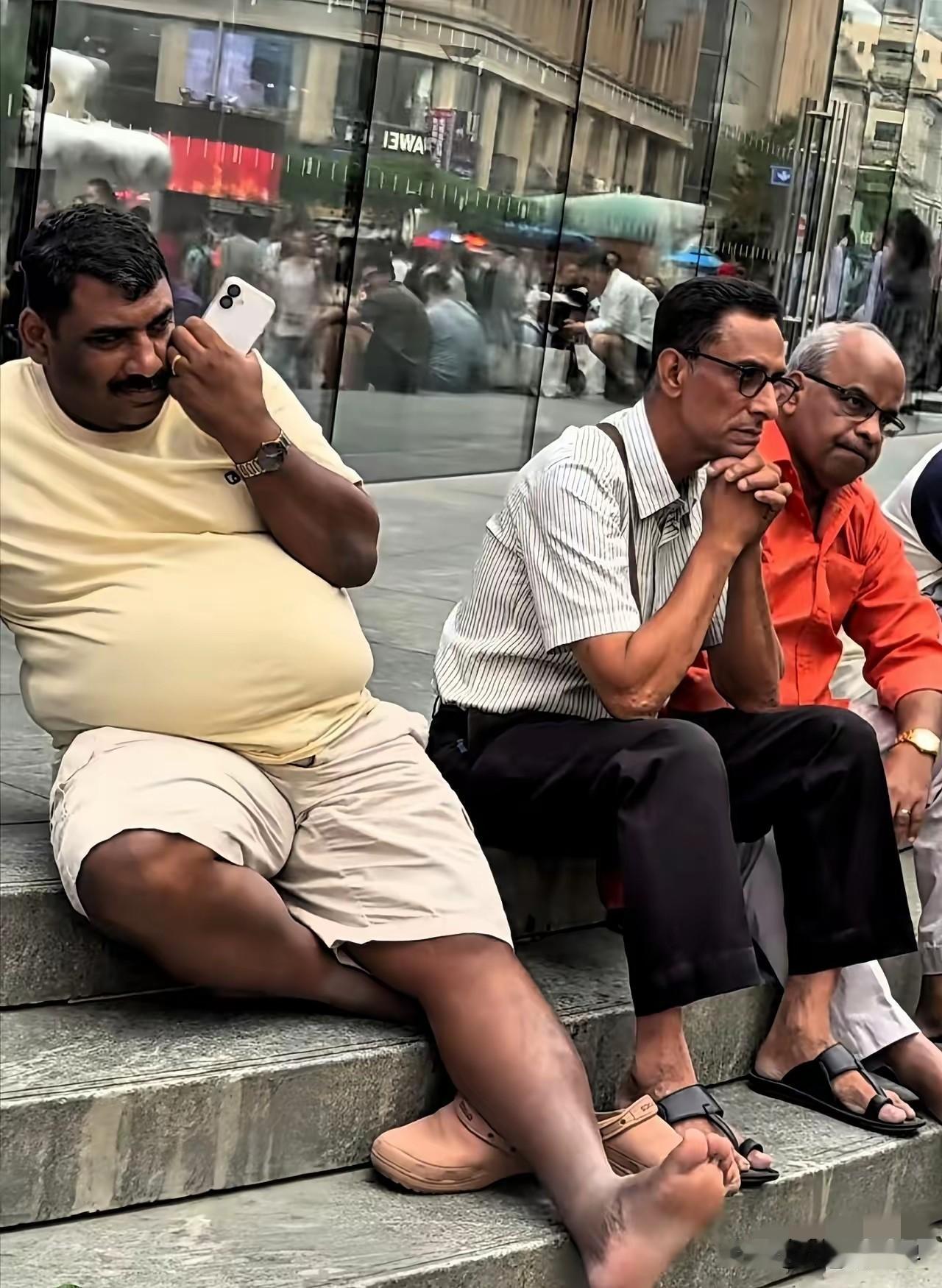 上海浦东机场，刚刚上演了一场现实版“此路不通”。
一名印度籍男子拉吉，原计划在此