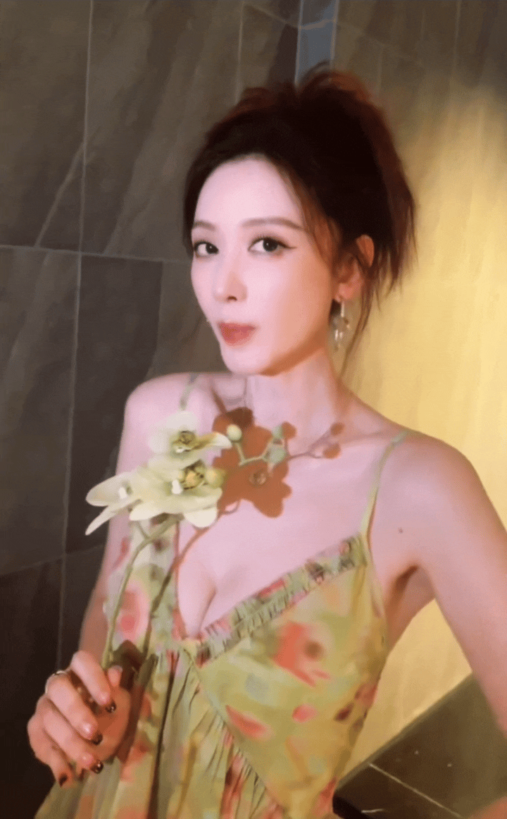 张萌在穿着打扮上一向很大胆，可能是因为她习惯了性感！