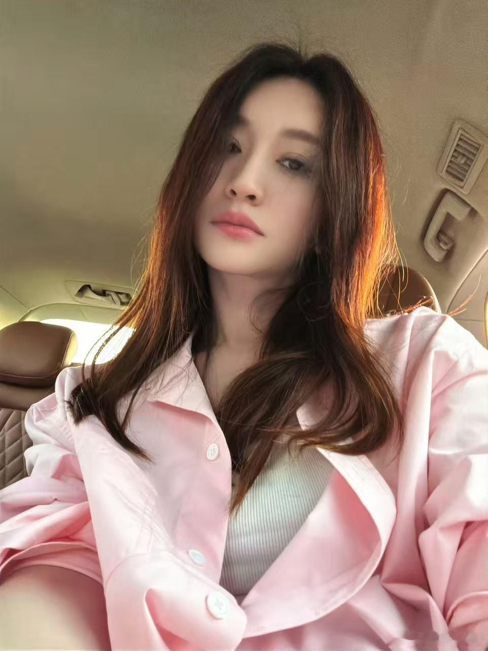 李小冉七夕倡导安全出行不想睡的星期五李小冉和夜务部成员共同发声，七夕约会守住底线