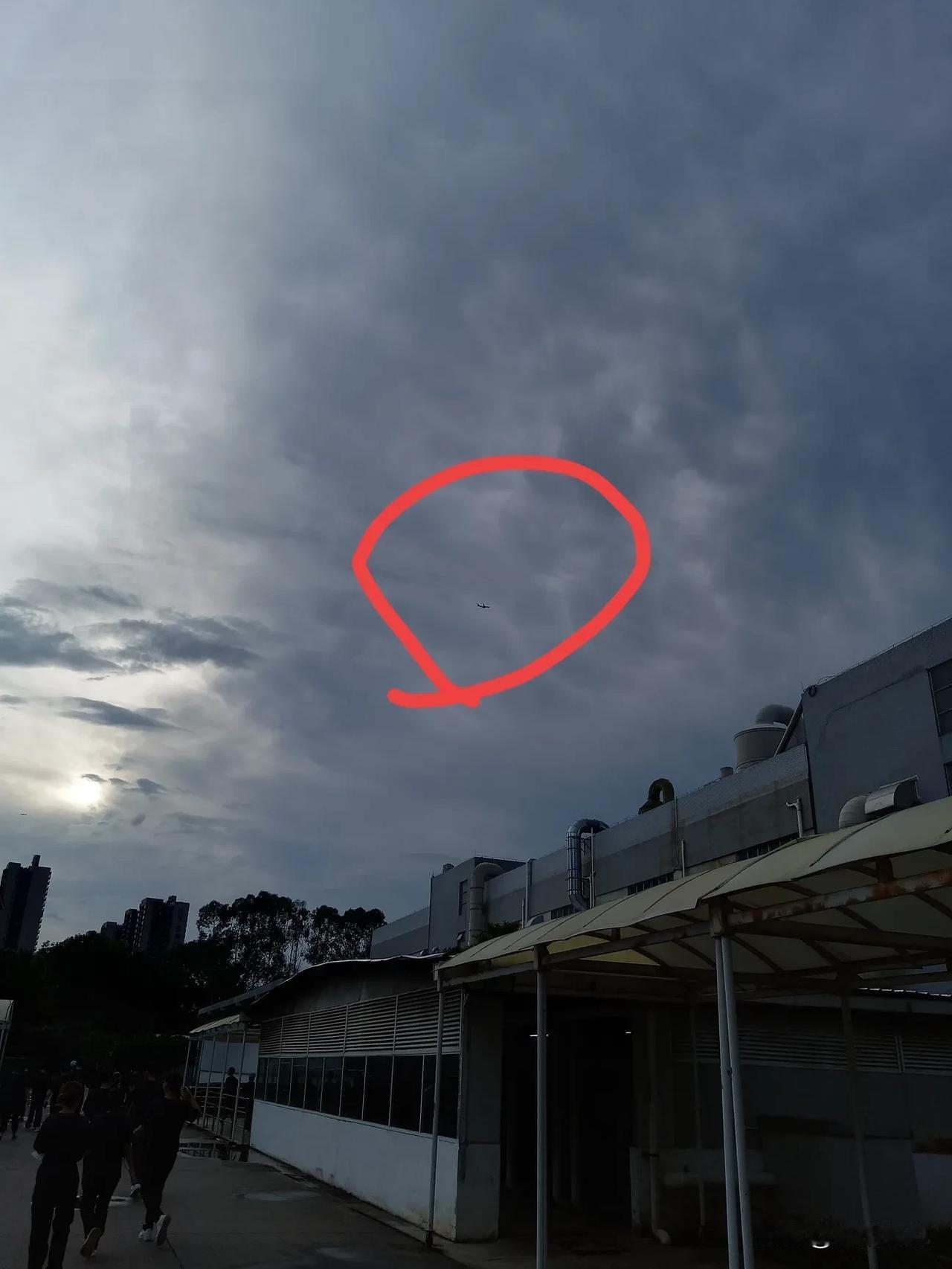 南沙的天空永远是那么的美。。。
刚刚从南沙安捷利电子厂下班出来，抬头看一下天空，
