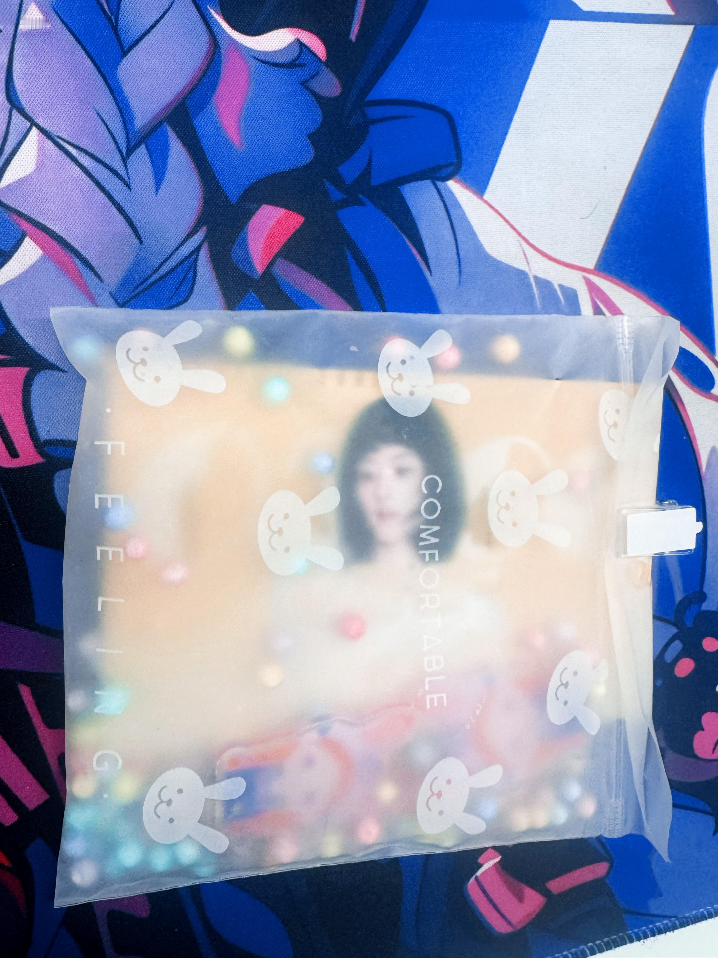 赵丽颖出道二十周年赵丽颖的二十年昨天后援会的小姐姐送给我她们自己做的一些可爱的小