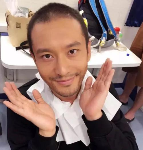 黄晓明为新片剃秃头，形象大变引热议。他身穿黑风衣白衬衫，头顶稀疏白发，发际线后移