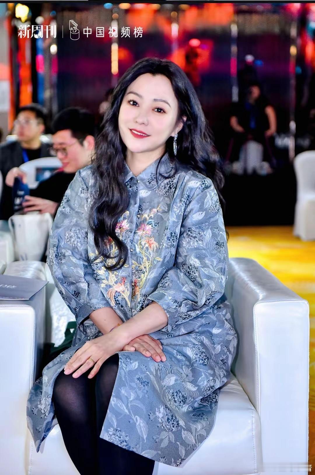 47岁郝蕾留回长发后像换了个人，穿新中式又美又高贵，差点认不出 ​​​
