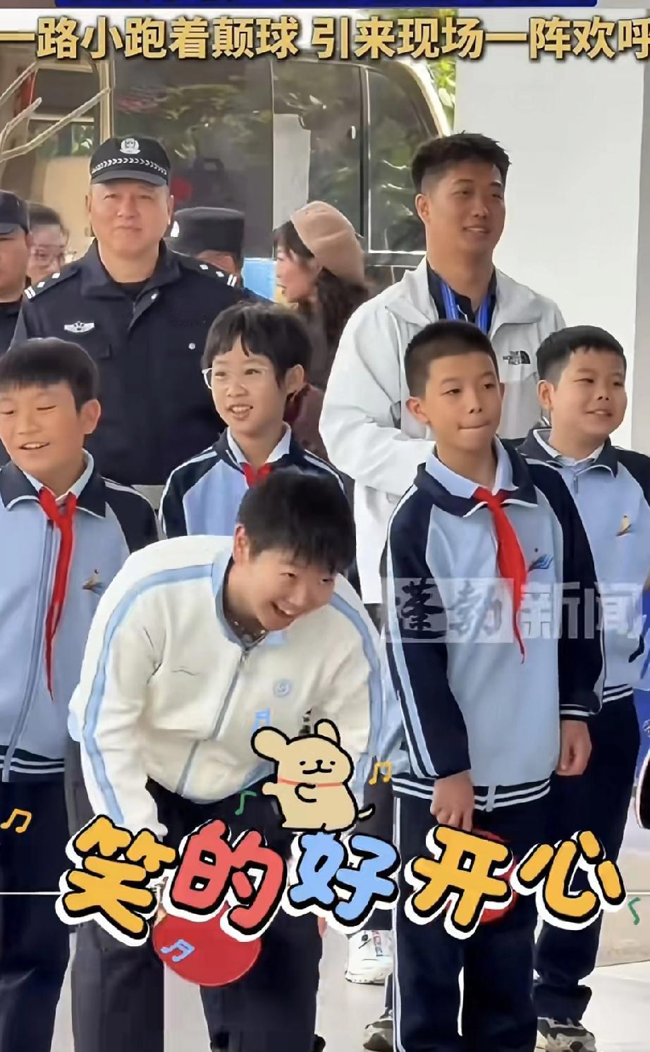 少年强则中国强。
莎莎到海南第一时间走进学校了。
莎莎就是孩子王，和孩子们一起太