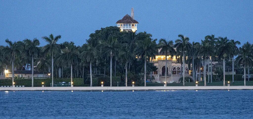 美国一年轻男子携带霰弹枪和一个燃料罐在试图闯入美国总统特朗普私人花园—海湖庄园时