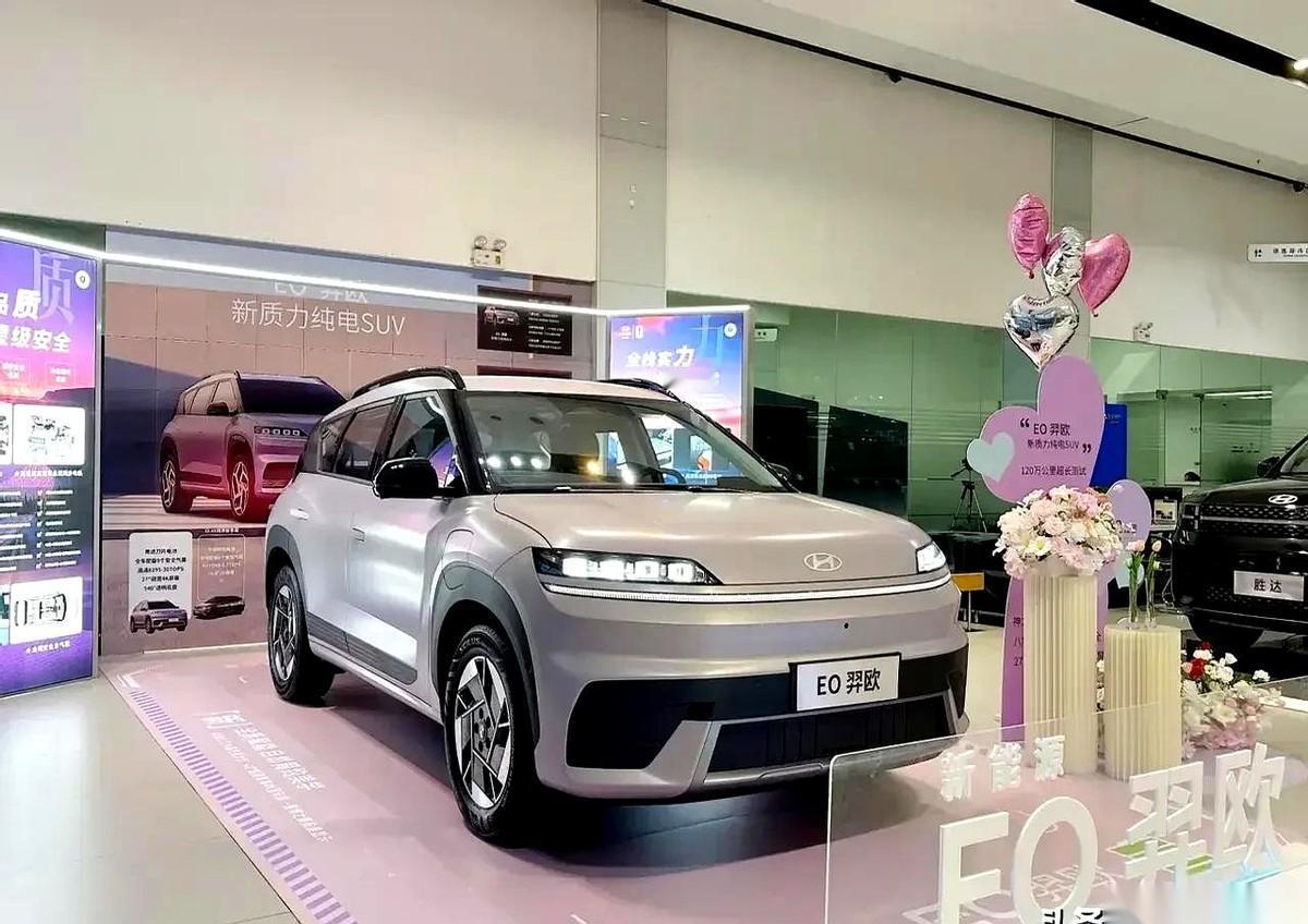 真给我看傻了。
一台合资车，15万的价位，直接给你上了高通8295芯片。
这是打