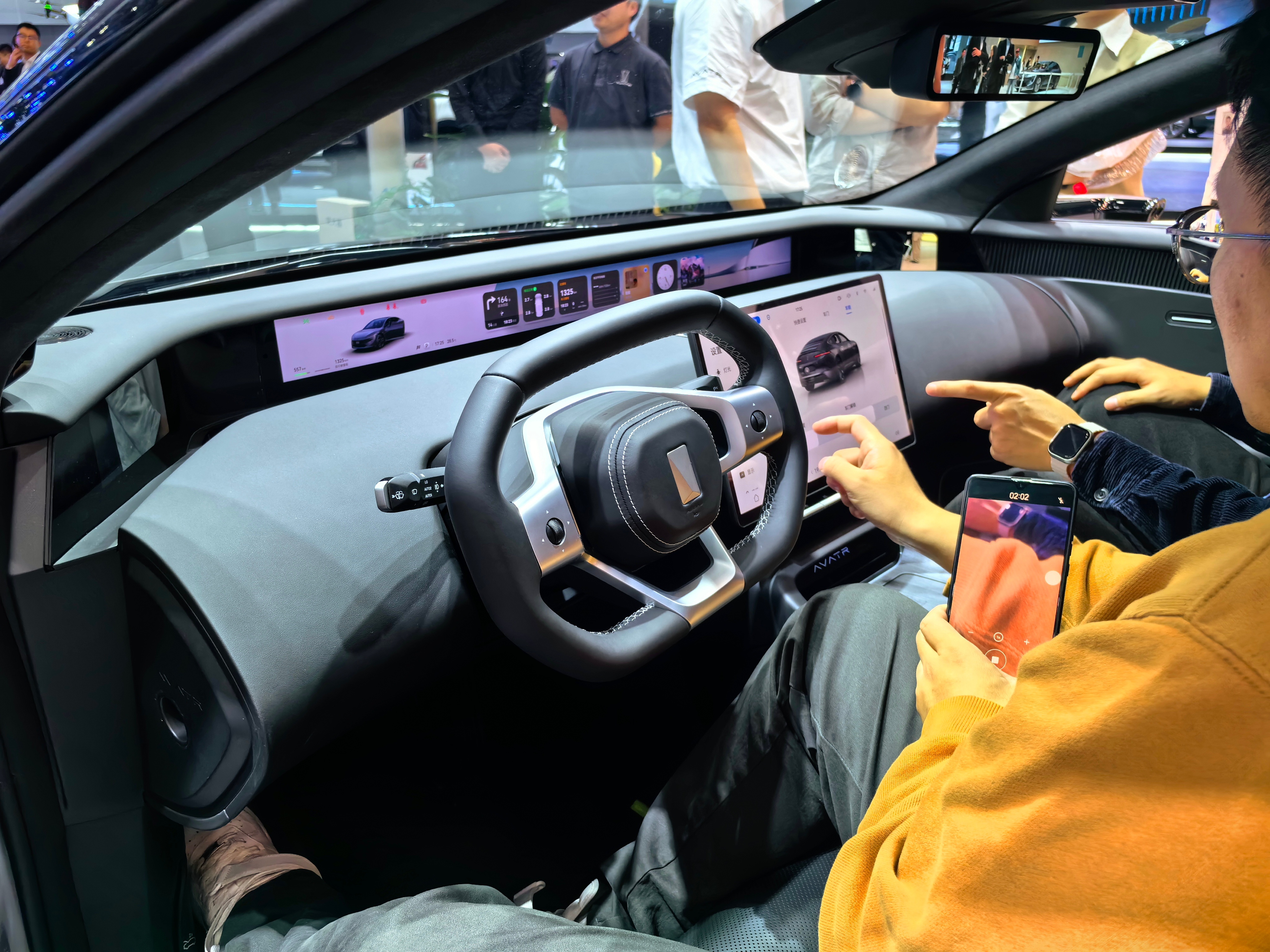 看了看阿维塔12，中控台的设计感觉和智界S7没准是同一个设计师团队，中控台都是这