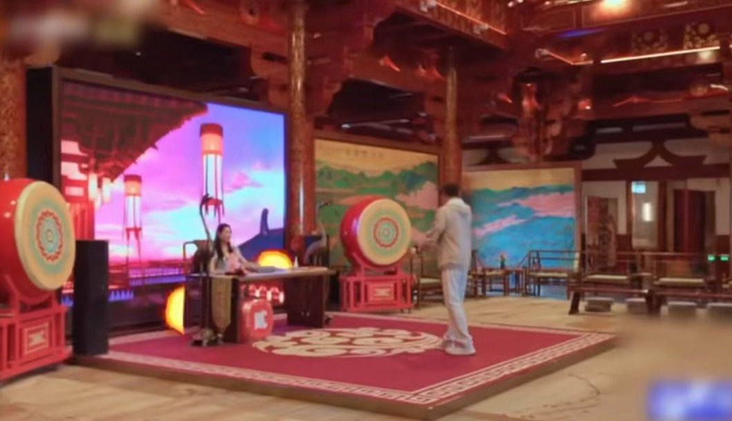 秦昊说伊能静像迎宾 静姐坐主座的样子本来挺有气场的，秦昊看了一眼说“像迎宾”，还