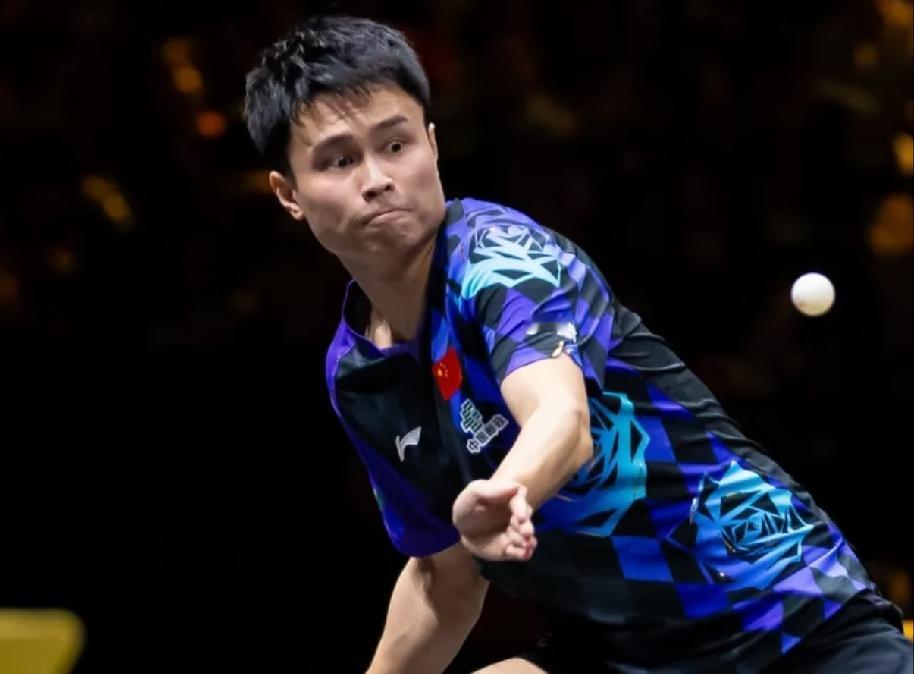 周启豪从7号电池秒变1号电池，
3：0张本智和，
锁定一个男单的八强席位，
现场