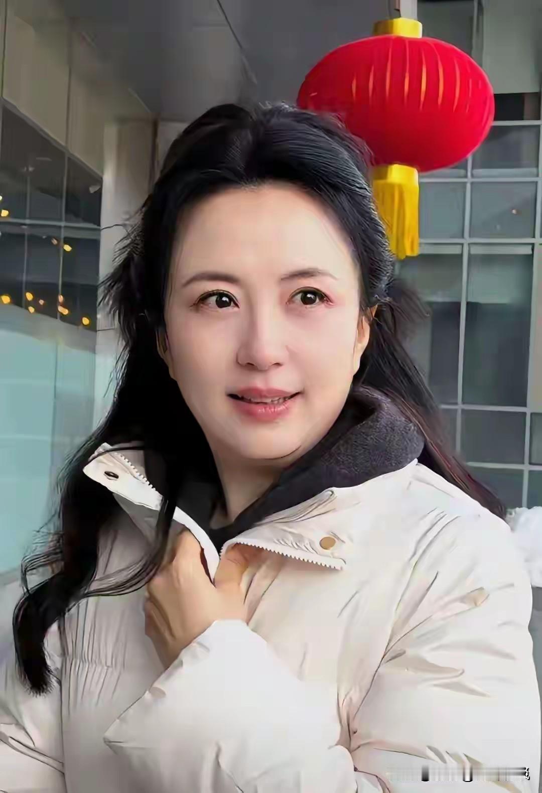 不愧是被张国立夸赞过的女演员，虽说已经51岁了，但整体状态看着，也就像四十刚出头