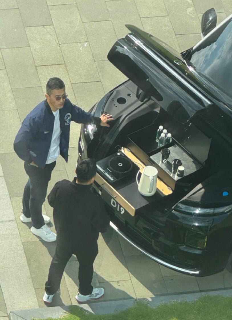 前备箱秒变会客厅，零跑现在也是越来越会搞事情了！
自从蔚来在乐道L90和ES8上