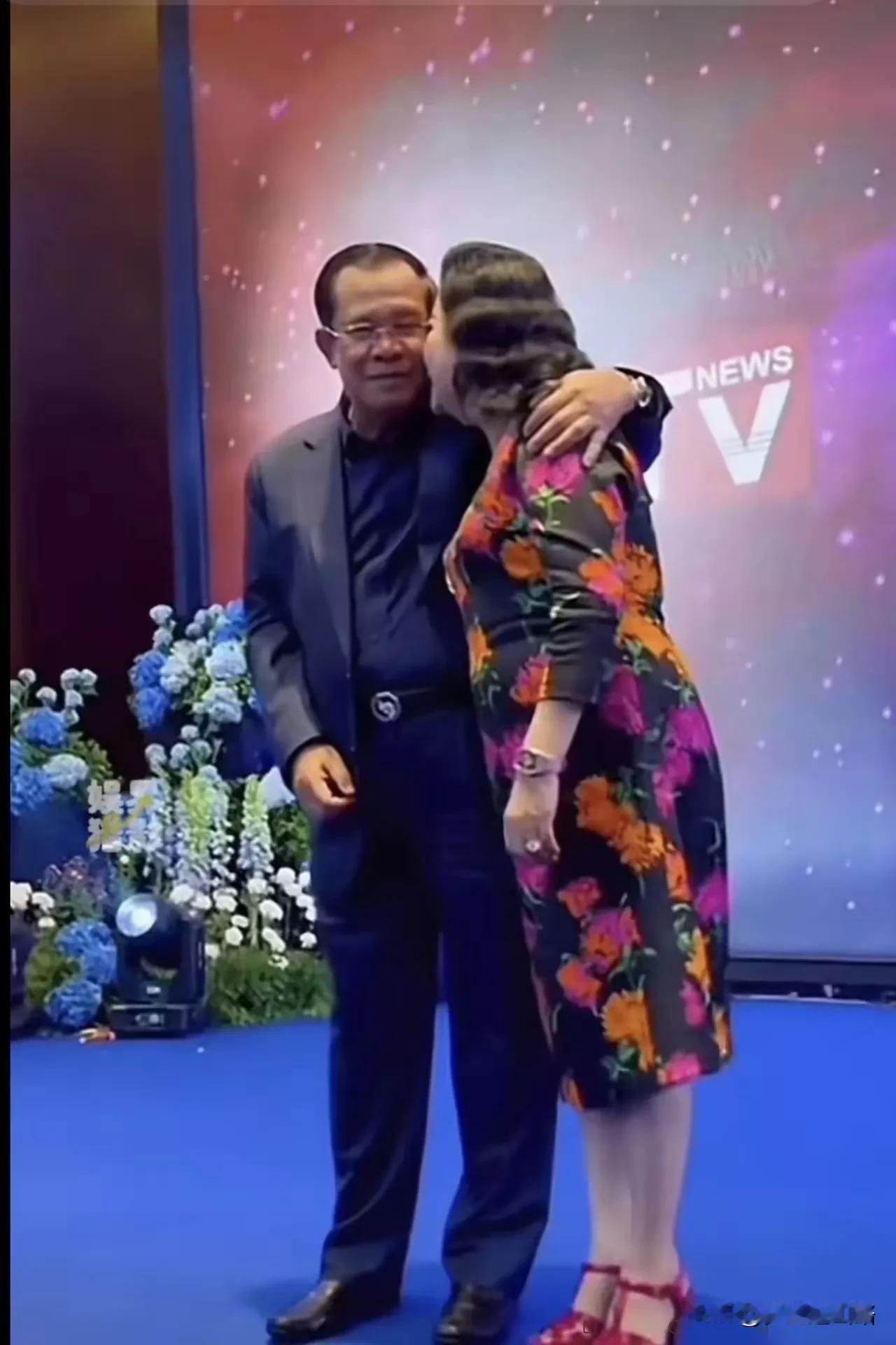 柬埔寨的洪森亲王喜欢在公开场合秀恩爱，跟漂亮太太文拉妮女亲王又是亲吻又是拥抱，人