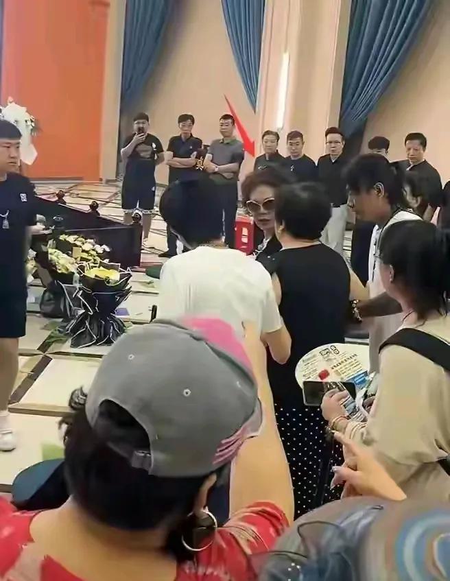 从出席杨少华老爷子的葬礼人员来看，相声界有头有脸的人物一个没来，更不用说北京那些