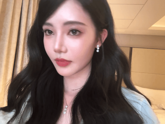 孙珍妮的脸 孙珍妮就是颜值界的“六边形战士”！今天的粉嫩公主造型太绝，甜美的长相