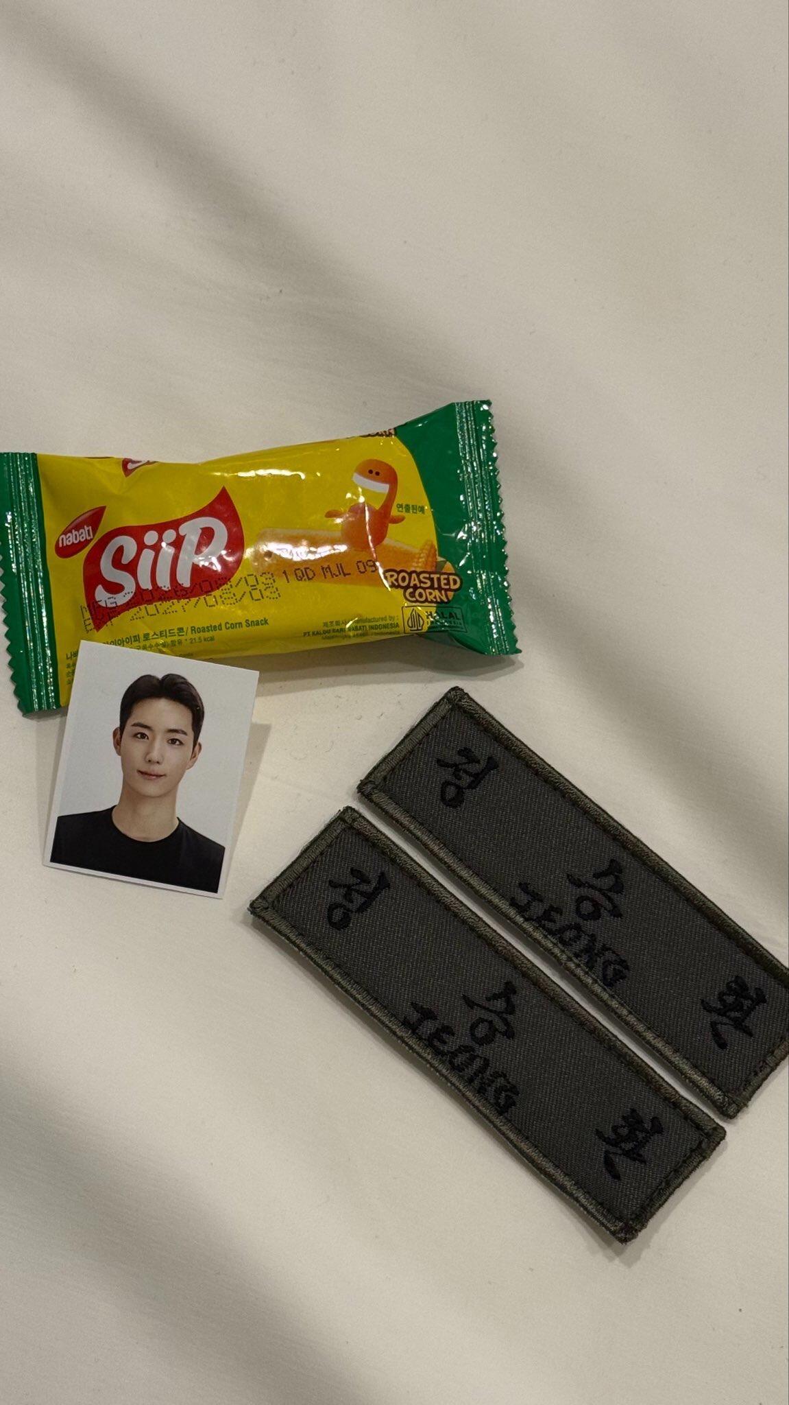 送证件照姓名牌和送衬衫的第二颗扣子有什么区别啊欧巴...纸条还揉得皱皱的🥹🥹