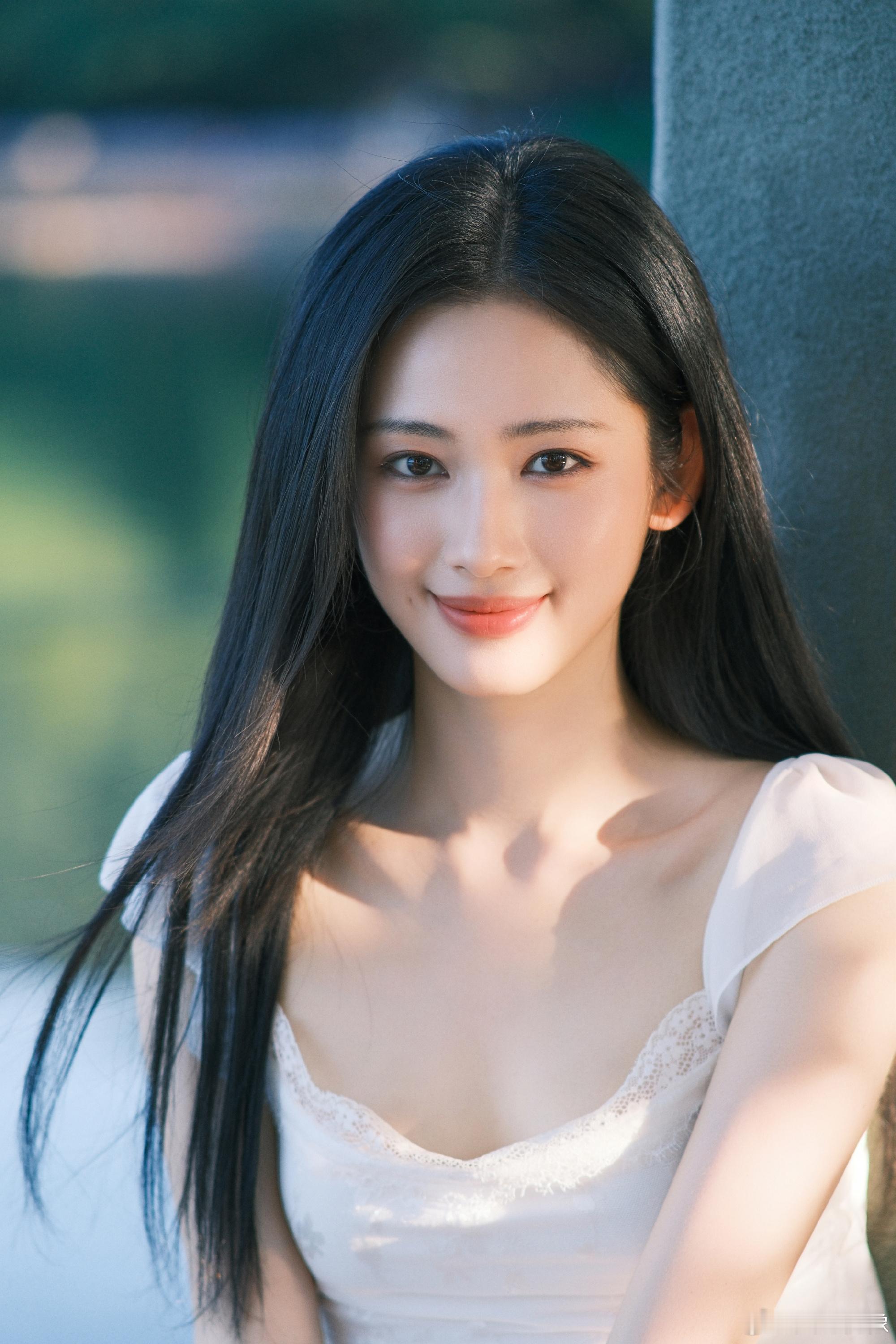 鹤秋长发妹短发姐鹤秋长发短发都精彩 长发是不谙世事的温柔少女，短发是投身理想的独