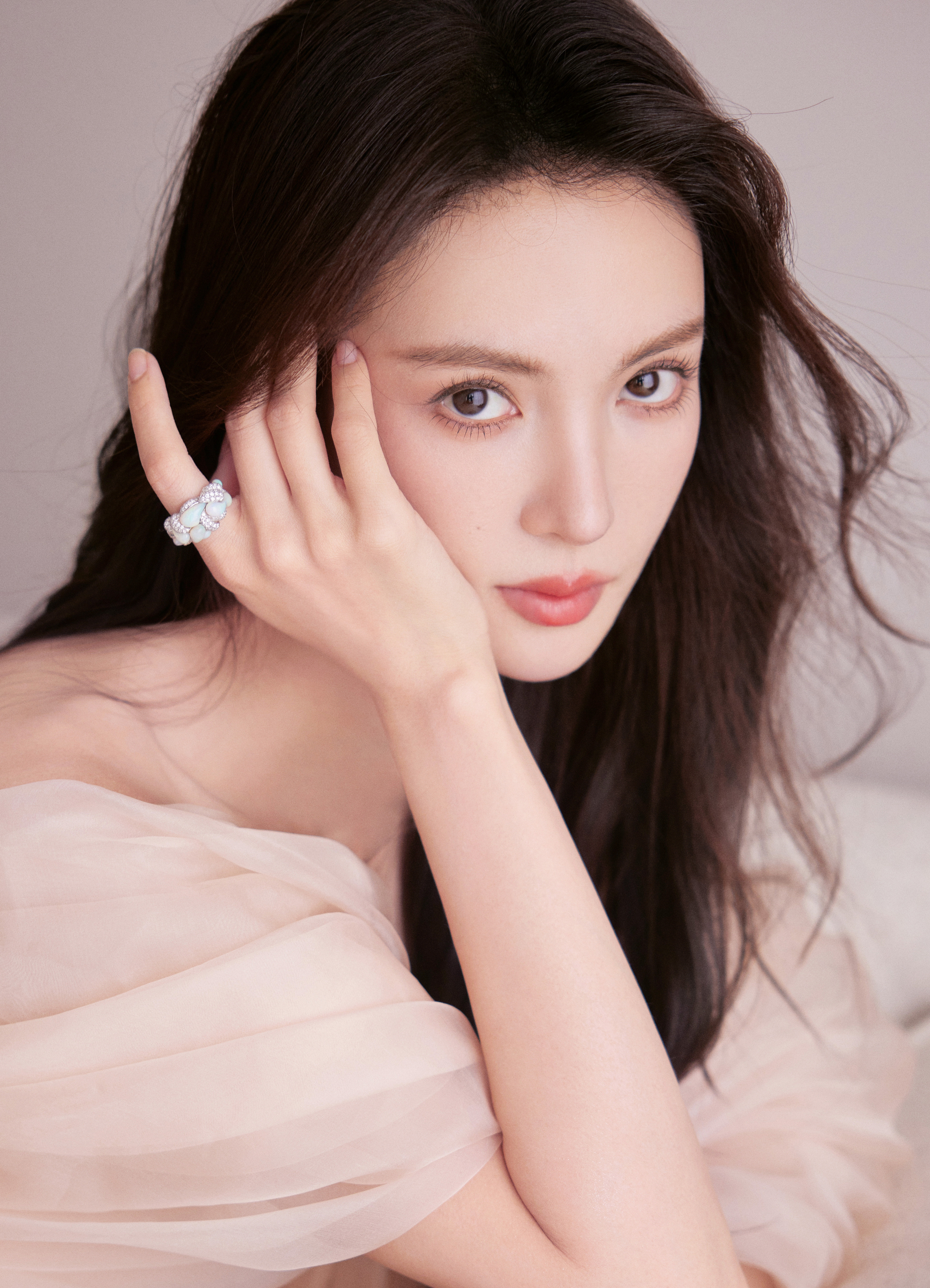 金晨，浅粉连衣裙，轻纱曼妙，精致怡人 ​​​