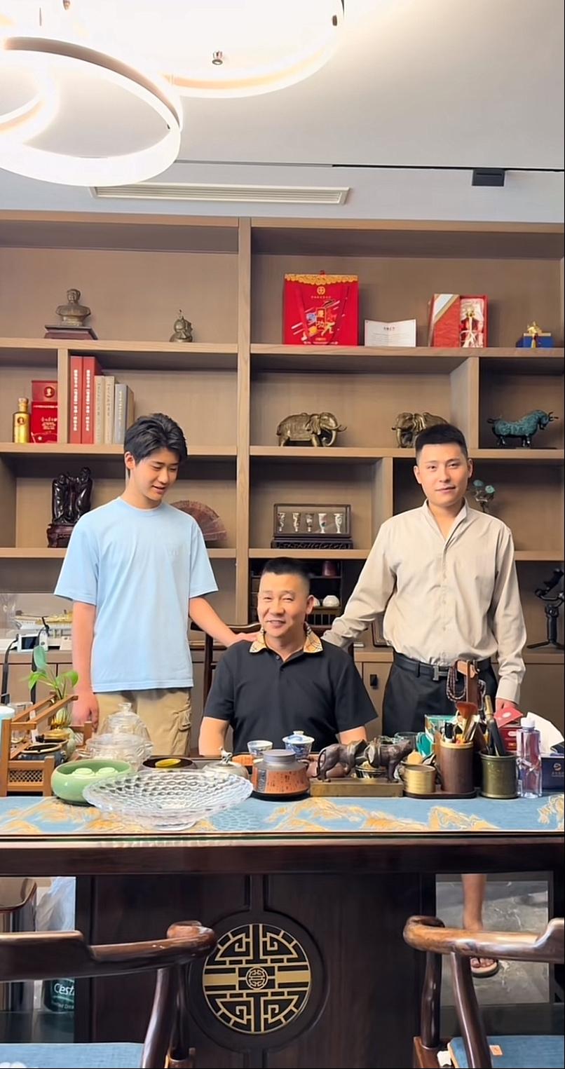江苏拓瑞集团董事长徐正海，人在家中坐，儿子站两旁。从前站在徐总身边的，总是长相秀
