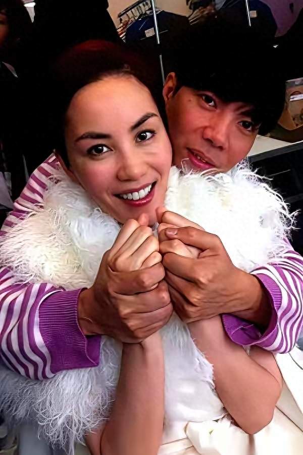 别再过度解读王菲的后台拥抱：圈子不同，分寸不同