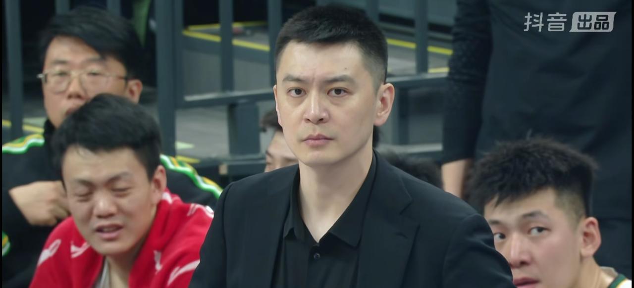 杨鸣硬杠主教练，大吵技术台，被吹T罚出场，辽宁队遗憾输球。
12月17日晚这场C