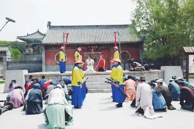 奉劝大家不要再看历史剧，看多了容易培养奴性，官员、百姓见了皇帝要下跪，百姓见了官