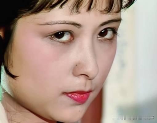 看到87版《红楼梦》中贾琏和尤二姐的这个看向彼此的眼神，我只能用四个字来形容：郎