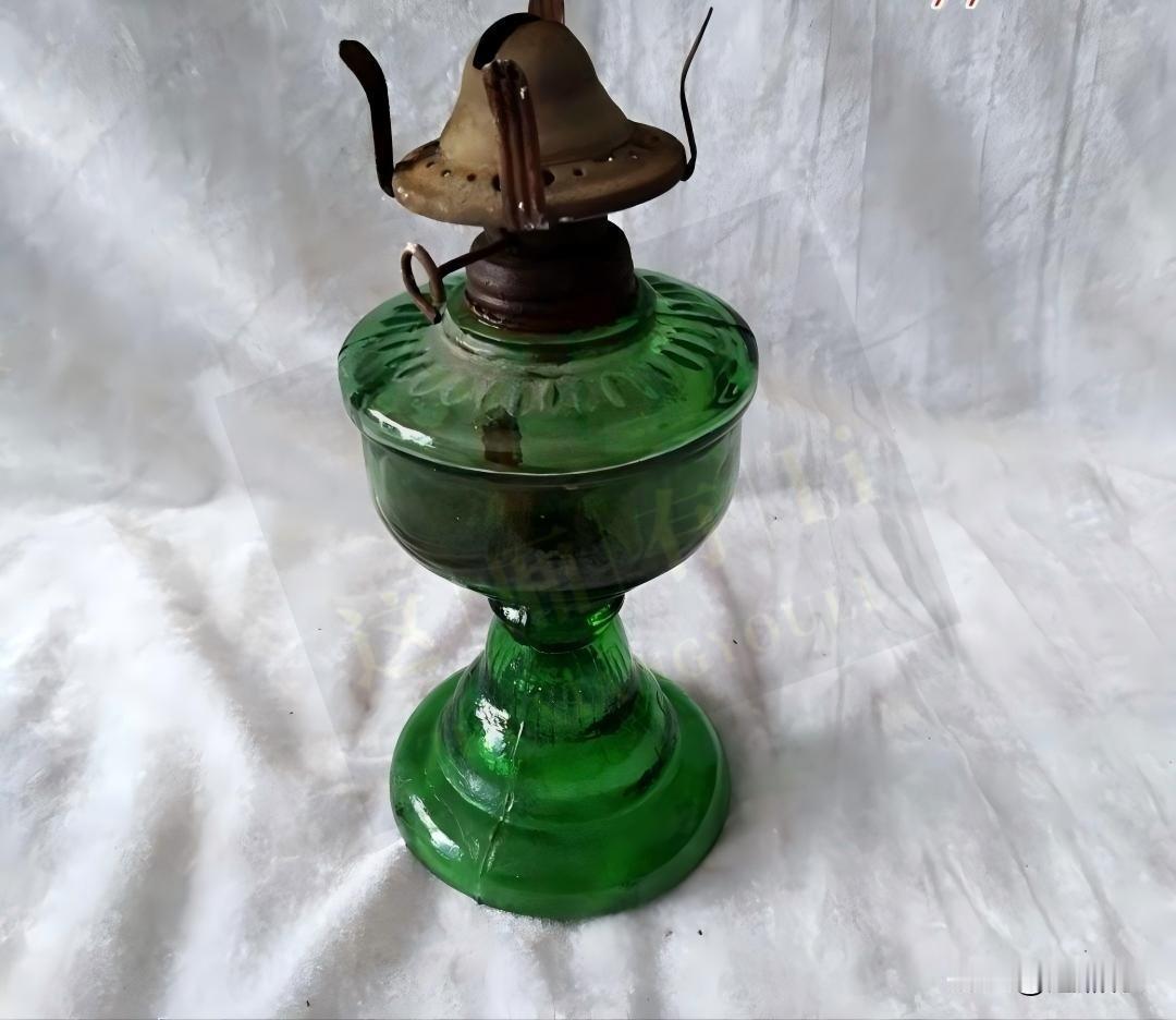 旧时的农具和器具，你见过几样?
通透翠绿的玻璃老器物，带着岁月沉淀下来的陈旧痕迹