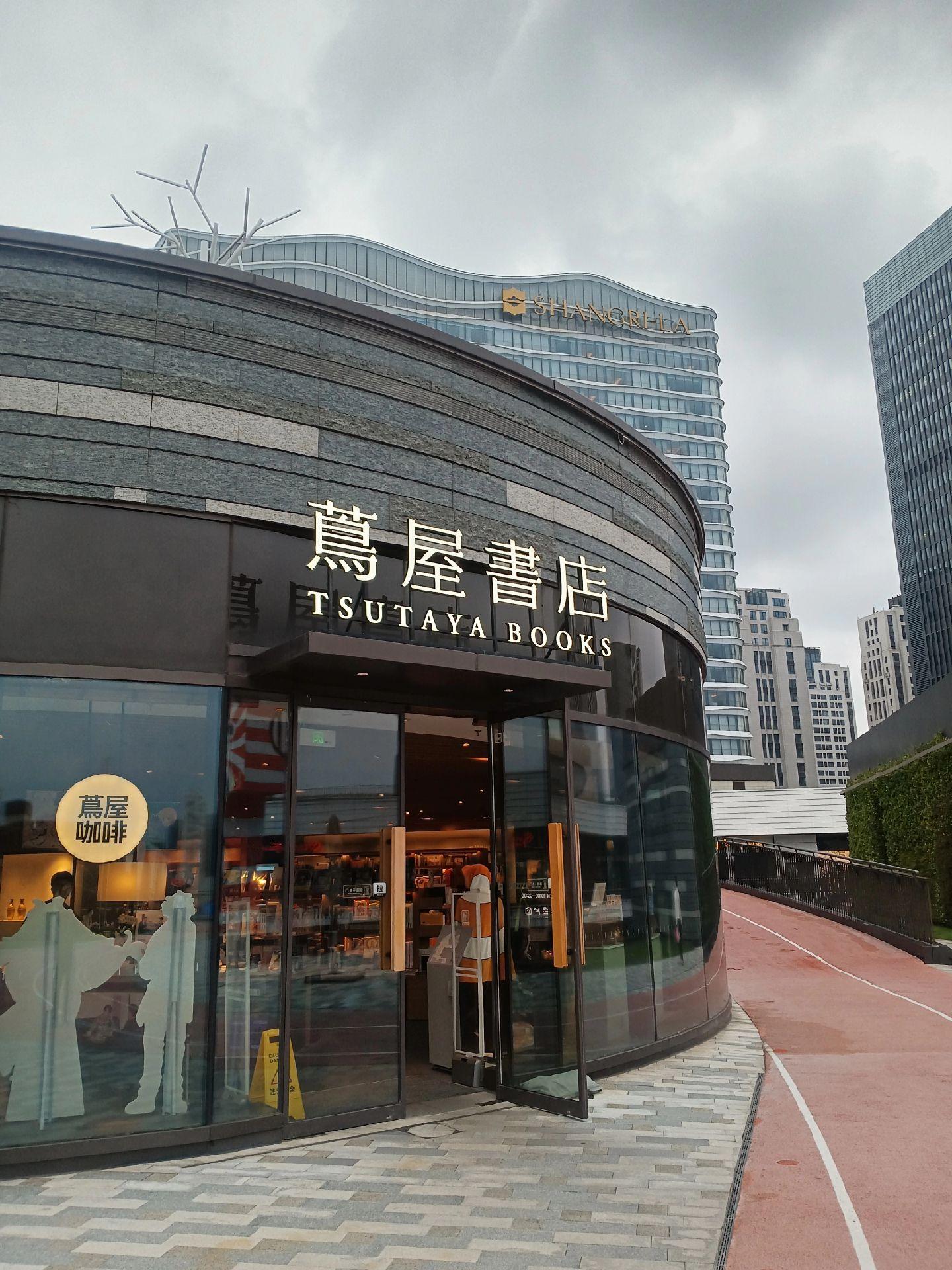 欣赏瓷器：完美的形状、精细的技法、多彩的图样结合在一起展现的极致美。