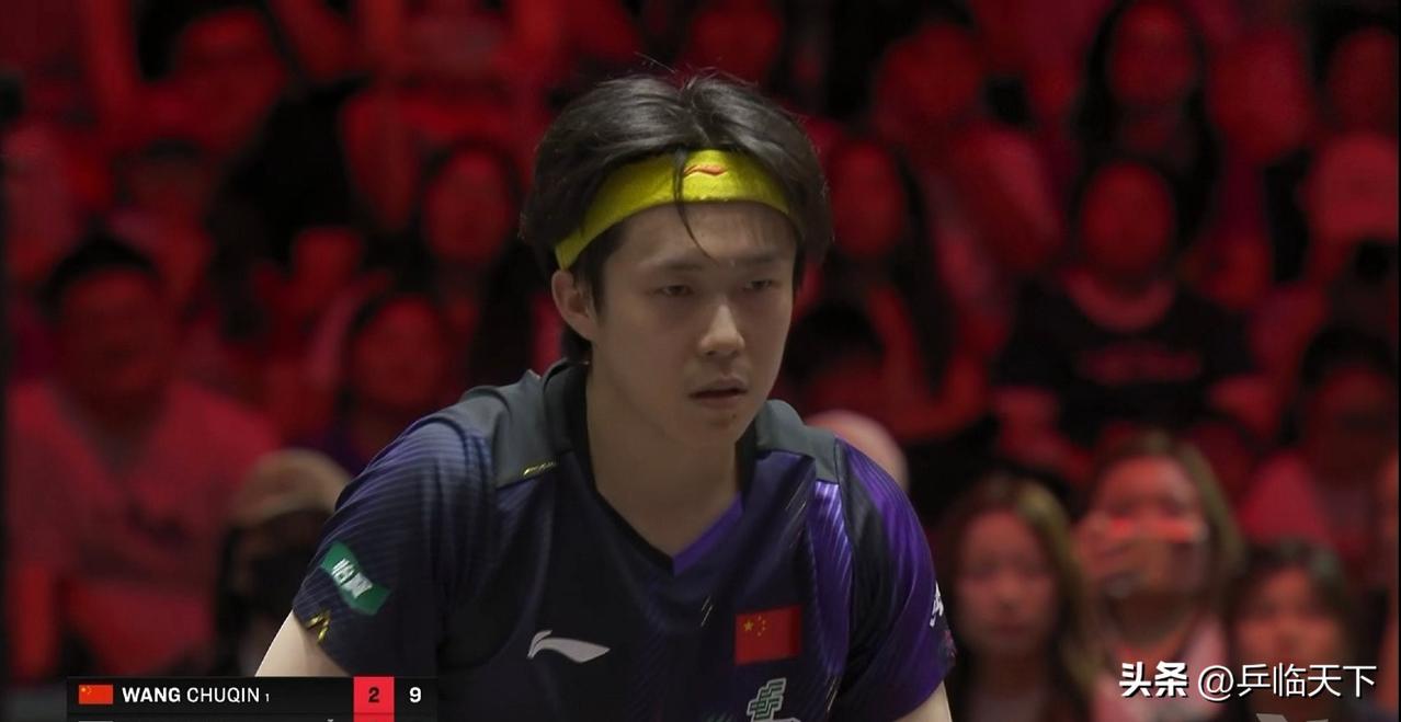 王楚钦两次挑战，两次成功
裁判无脑三次判罚王楚钦发球，
大头毫不犹豫，两次鹰眼全