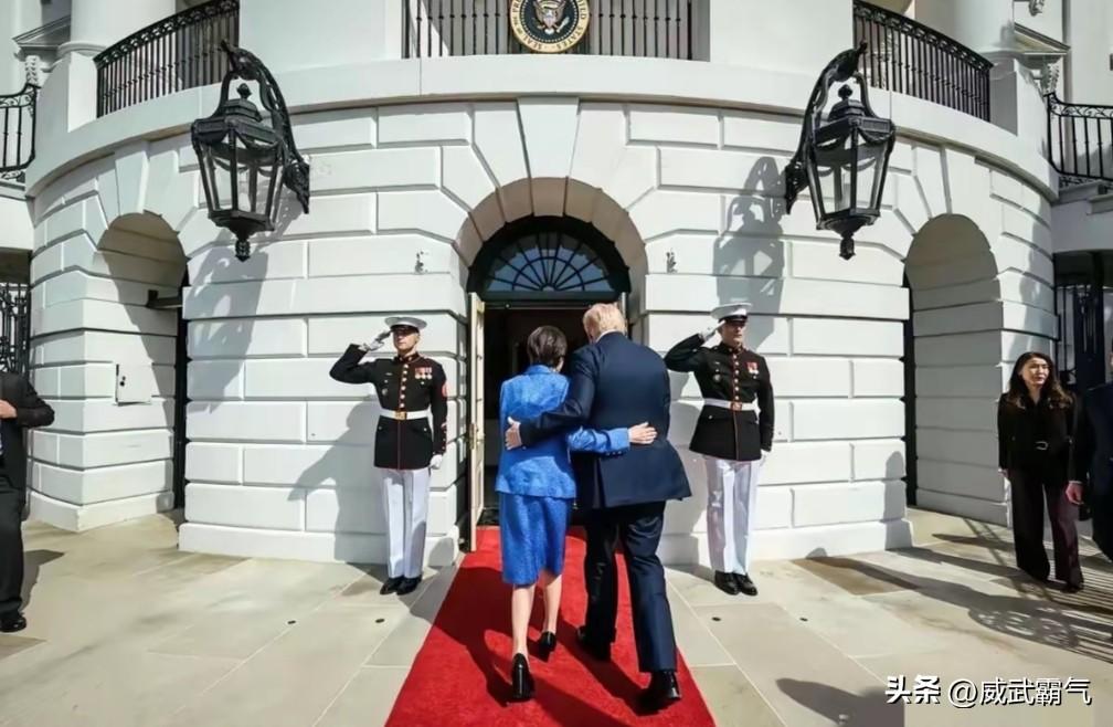 高氏早苗，特朗普这张勾肩搭背的图片，如果把旁边的警卫都去除，你们认为，他们进去的