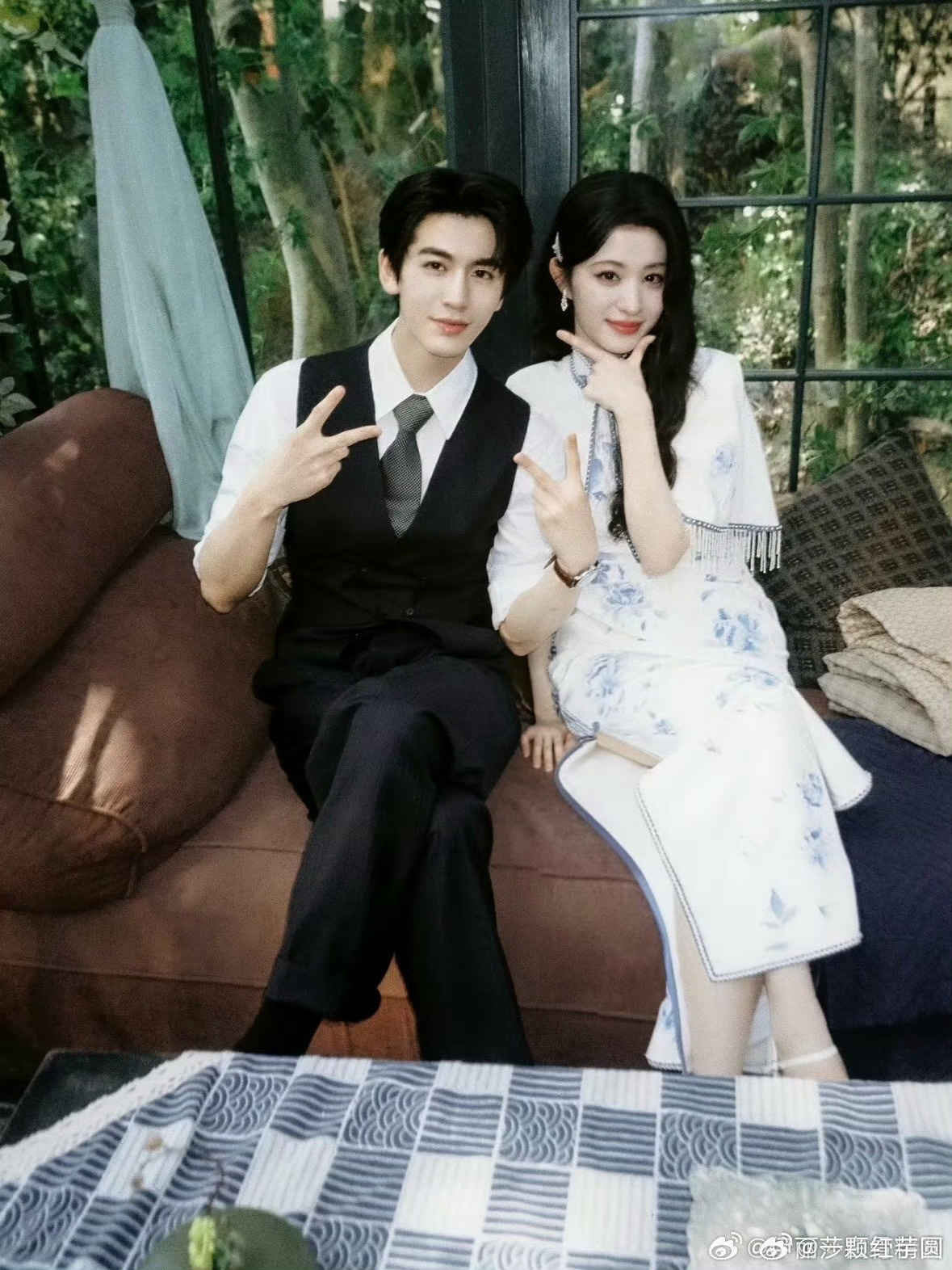 张凌赫 王楚然《这一秒过火》过审下证共33集 ！！颜值盛宴！路透拉扯感也很足，想