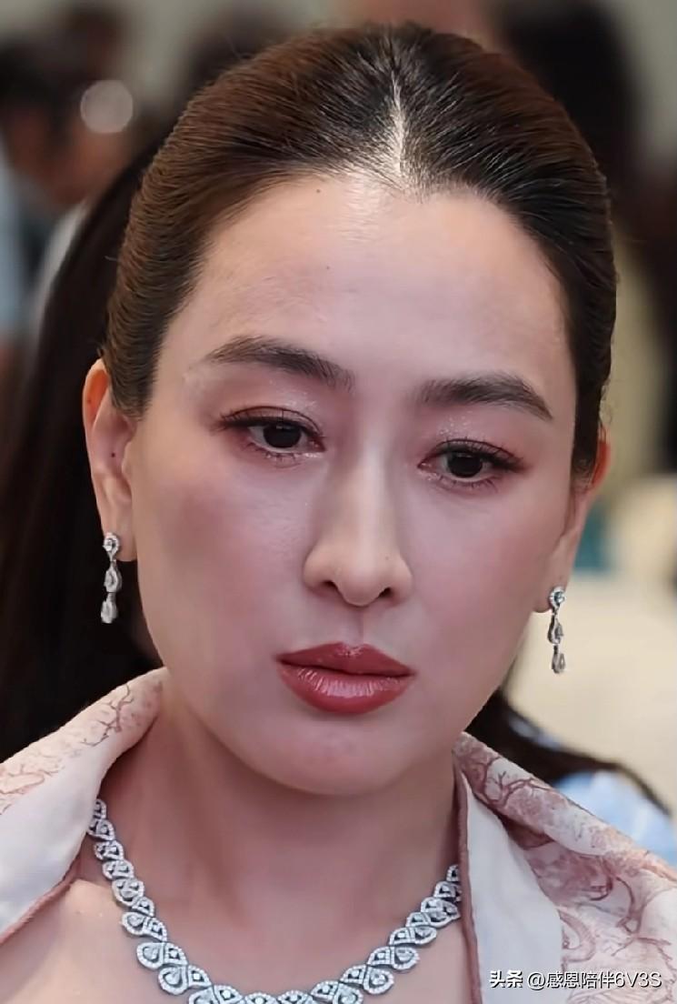 马苏这脸看着就舒服，肉是活的，笑起来有表情，不像某些人整得跟戴了面具似的。其实她