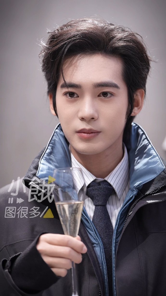 于适高智感穿搭绝了 于适快闪店亮相造型，直接把“温度兼风度，奢艺非奢望”焊在身上