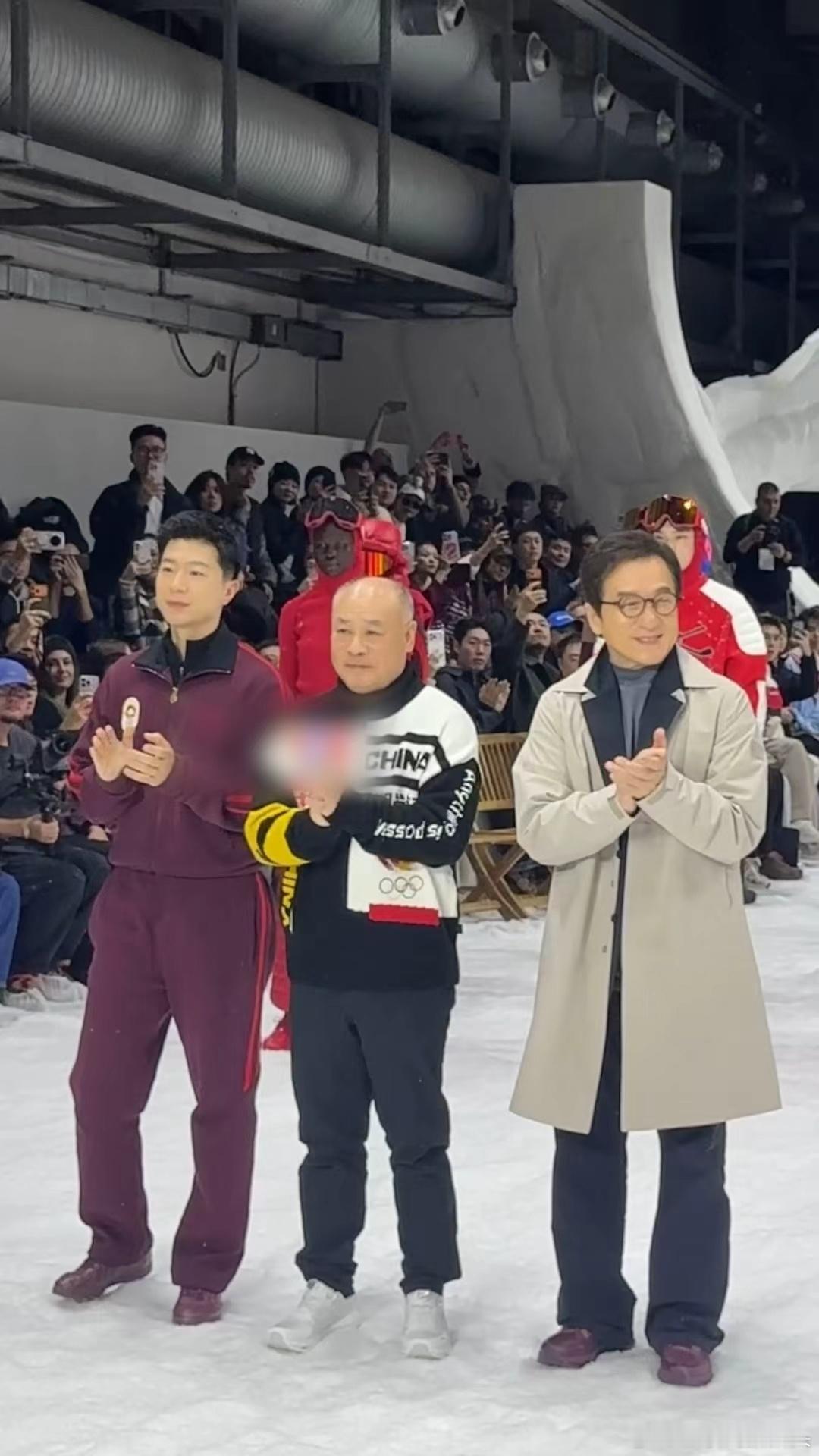 马龙成龙同框雪场看秀米兰时装周雪场大秀名场面！成龙马龙“双龙”同框领闭，乒乓国手