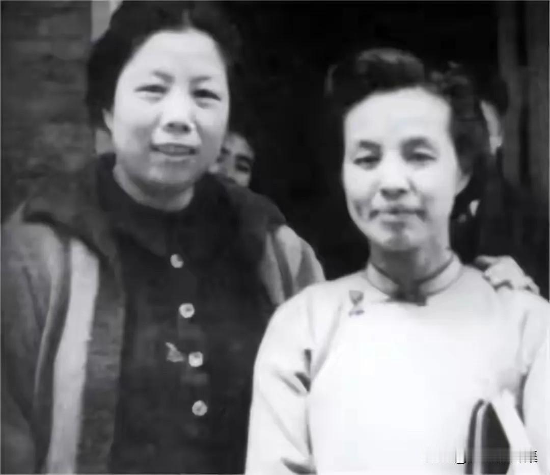 1949年，邓颖超与浦熙修（右）的合影。浦熙修是彭德怀元帅夫人浦安修的二姐，因此