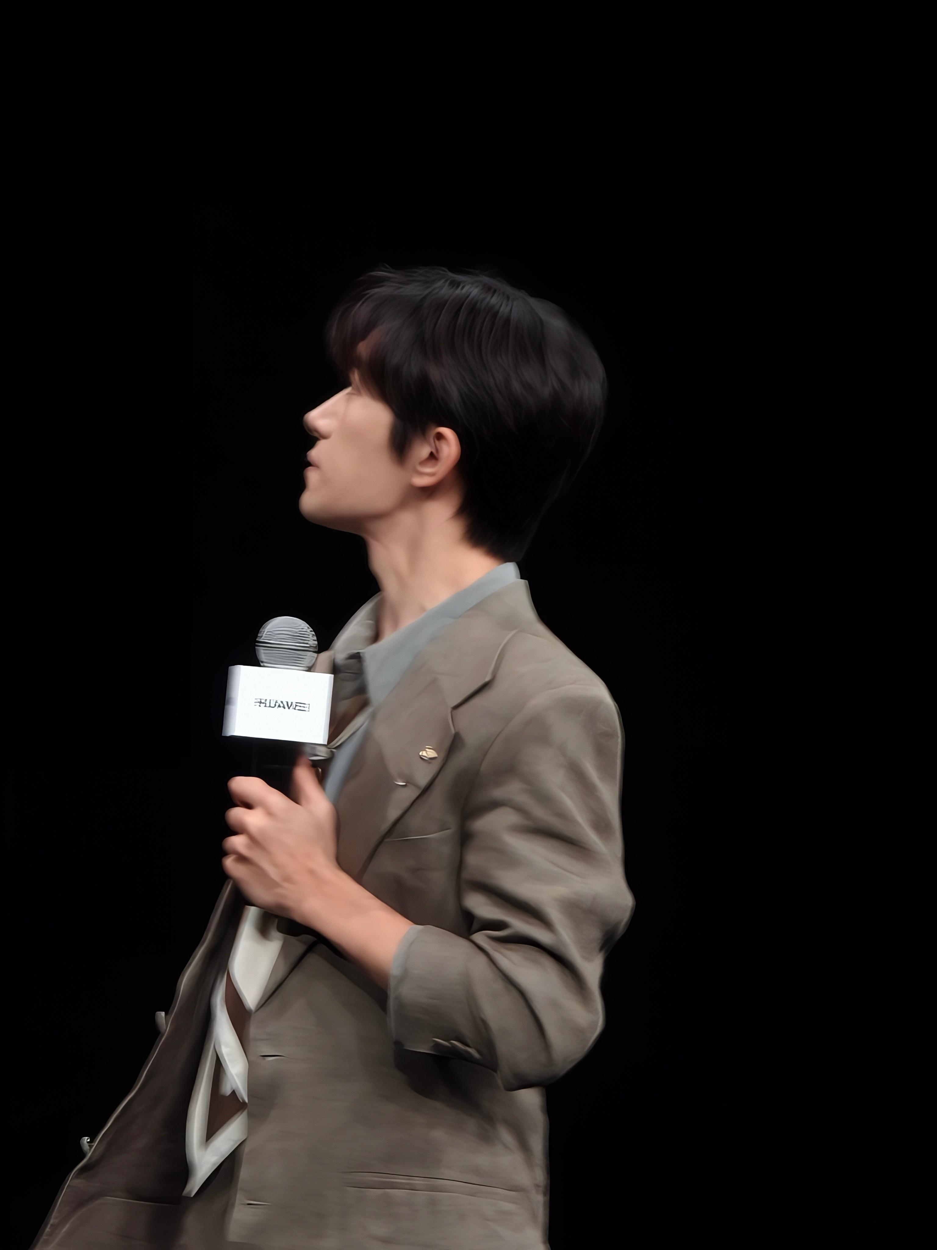 Pura 90系列全球代言人易烊千玺来了，坐在前排也太好了，直接拍到了贴脸照，好