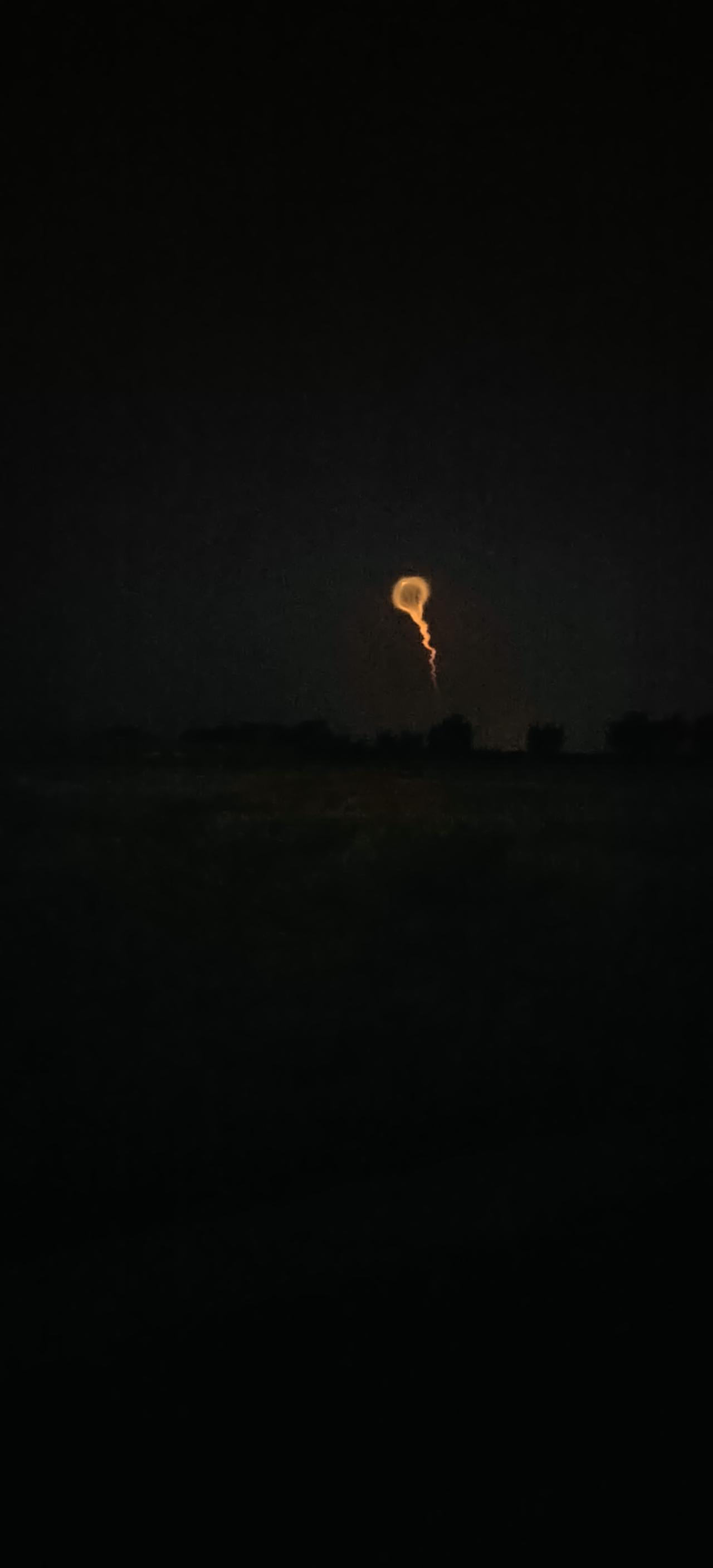 晚上我去遛狗突然看到的一幕这是什么东西还现象，大家在评论说一说谢谢。