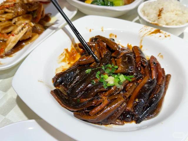 上海老一辈烧菜，讲究浓油赤酱，一勺酱油一勺糖，红烧肉端上来油亮亮、甜津津。现在家
