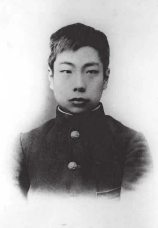 1903年摄于日本。这张照片被称为“断发照”，是现存最早的鲁迅单人照。...