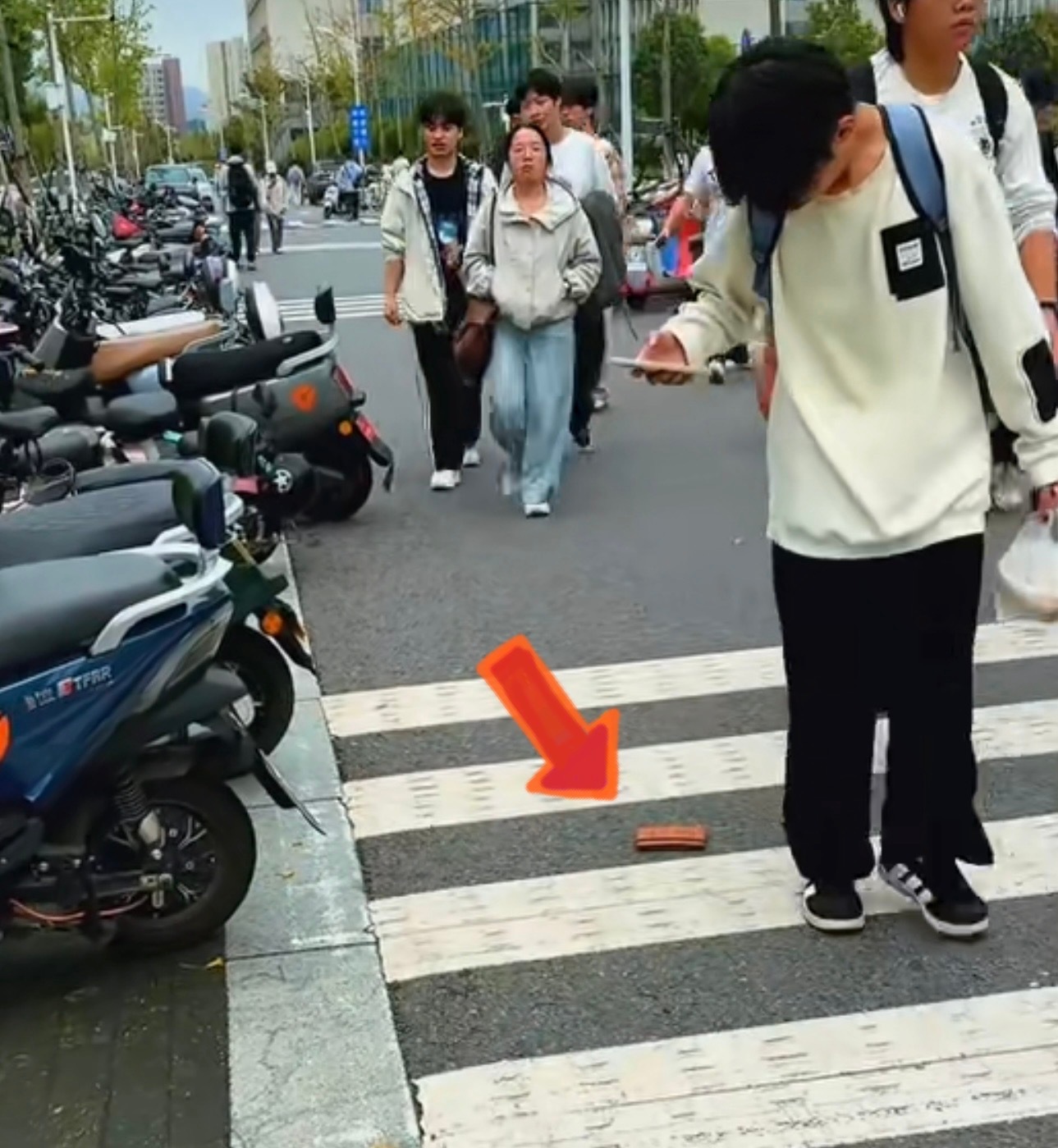外国网红故意丢钱包测中国人素质外国人还测上中国人素质了[费解][费解][费解]你