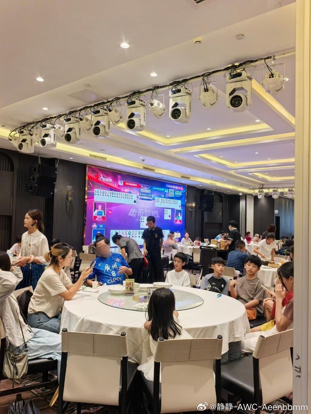 准备放暑假开启带娃的日子两个大人带7个娃出去吃饭小孩子也要收茶位一个人8块茶位费