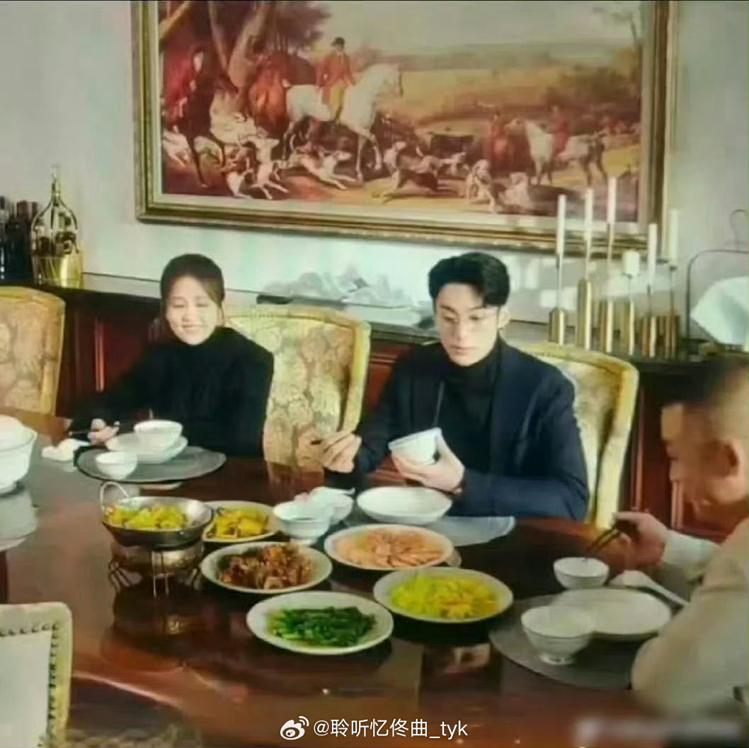 原谅我一直get不到这种长方形的饭桌，吃饭根本夹不到菜啊，为啥那些豪门却很喜欢这