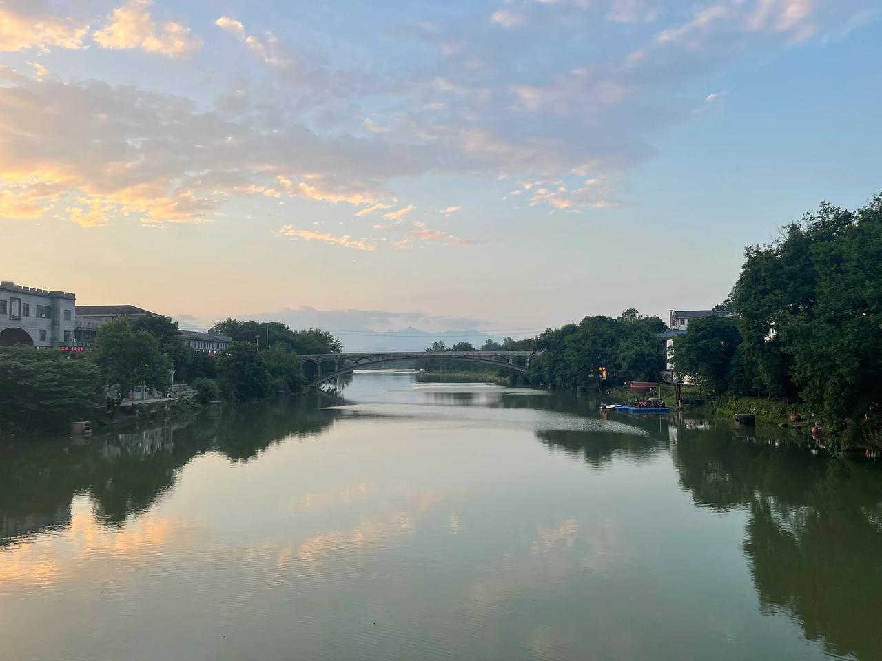 #夕阳西下，# #傍晚前的夕阳# #傍晚的湖边风景#