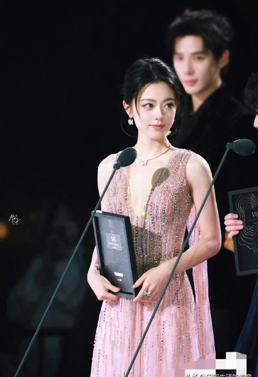 宋威龙一句话炸了热搜：赵今麦美而不自知，那帮人瞎了吗？
预告片里，他搂着她的肩，