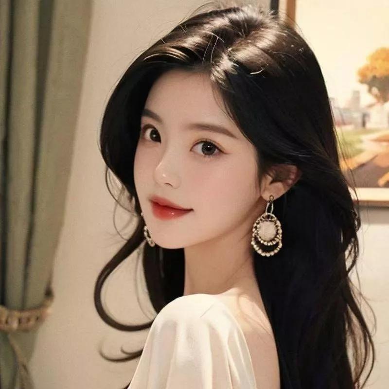 优雅黑发美女，复古耳环点缀，室内温柔时光。气质耳环女 气质女耳饰 气质女人味耳环