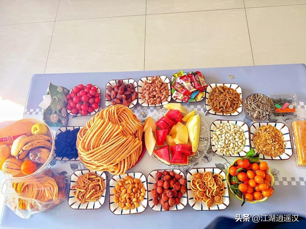 满桌的瓜果与佳肴，是节日最温暖的仪式感。香甜的水果、酥脆的点心，还有热气腾腾的家