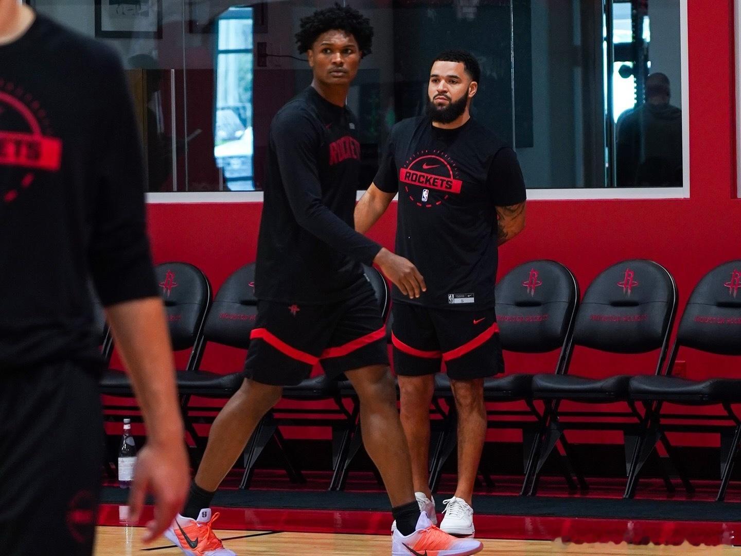 阿门：老范今天给了我很多建议，我问了他很多问题，了解他是如何运转球队的，我的小腿